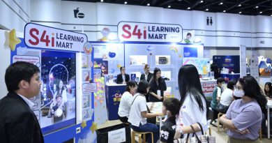 ​‘สุดาวรรณ’ นำทีมผู้บริหาร อว. ถวายพระพรชัยมงคล ‘พระบรมราชชนนีพันปีหลวง’ เนื่องในโอกาสเฉลิมพระชนมพรรษา 12 สิงหาคม 2568 คึกคัก! ‘อว.แฟร์ 2025’ ขนทัพ ‘หมอลำสู่สากล-มหาหมอลำ Festival’ ดัน Soft Power ไทยสู่สายตาชาวโลก ร่วมลุ้นไปกับการแข่งขัน ‘Astro Challenge ปริศนาดาราศาสตร์’