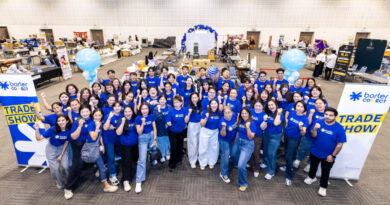 Barter Connect จัดงาน The 80th Barter Connect Trade Show ตอกย้ำพันธกิจขับเคลื่อนเศรษฐกิจ SME ผ่าน Community และ B2B Barter Economy  กรุงเทพฯ – Barter Connect (ประเทศไทย) แพลตฟอร์มการแลกเปลี่ยนธุรกิจดิจิทัลชั้นนำของประเทศ เดินหน้าจัดงาน The 80th Barter Connect Trade Show มหกรรมแสดงสินค้าและบริการจากสมาชิก Barter Connect ที่รวบรวมผู้ประกอบการ SME จากหลากหลายอุตสาหกรรมไว้ในที่เดียว ภายใต้แนวคิด “Showcasing Businesses, Creating Opportunities – พื้นที่ที่ธุรกิจค้นพบโอกาสใหม่” เพื่อเป็นพื้นที่เปิดโอกาสให้ธุรกิจได้ค้นพบสินค้า บริการ และความร่วมมือใหม่ๆ ขับเคลื่อนการเติบโตอย่างยั่งยืนผ่านระบบเครดิตแลกเปลี่ยน Trade Baht (TB) แทนการใช้เงินสด ซึ่งได้รับความสนใจจากสมาชิก Barter Connect อย่างล้นหลาม โดยงานจัดขึ้นใน วันเสาร์ที่ 11 กรกฎาคม 2569 เวลา 10.00 – 16.00 น. ณ แจ้งวัฒนะ ฮอลล์ ชั้น 5.5 อาคารจอดรถ B ที่ผ่านมา  งาน The 80th Barter Connect Trade Show ในครั้งนี้ ไม่เพียงสะท้อนถึงความต่อเนื่องของการจัดงานครั้งที่ 80 และความแข็งแกร่งของ Community ที่เติบโตมาอย่างยาวนานเท่านั้น แต่ยังเป็นพื้นที่สำหรับการเจรจาธุรกิจและแลกเปลี่ยนสินค้ากันจริงๆ ไว้ในที่เดียว ช่วยให้ผู้ประกอบการสามารถบริหารจัดการสภาพคล่อง ลดต้นทุนเงินสด และทำให้ทรัพยากรของแต่ละธุรกิจถูกนำมาใช้ได้อย่างเต็มศักยภาพ ทำให้งาน The 80th Barter Connect Trade Show เป็นมากกว่างานแสดงสินค้า แต่เป็นเวทีเจ้าของธุรกิจสามารถต่อยอดสู่โอกาสที่สมาชิกจะได้พบคู่ค้าทางธุรกิจรายใหม่ ค้นพบสินค้าและบริการที่ตอบโจทย์ธุรกิจ สะท้อนบทบาทของ Barter Connect ในการเป็นพื้นที่ที่เชื่อมโยงโอกาสทางธุรกิจให้เกิดขึ้นจริง  อีกหนึ่งไฮไลต์สำคัญของงาน คือการเปิดตัว Barter Connect Mobile App เวอร์ชันใหม่ ที่ได้รับการพัฒนาเพื่อยกระดับประสบการณ์การใช้งานของสมาชิกให้สะดวก รวดเร็ว และปลอดภัยยิ่งขึ้น ประกอบด้วย 3 ฟีเจอร์สำคัญ ได้แก่  • New UI ดีไซน์หน้าต่างการใช้งานใหม่ทั้งหมด มีความสวยงาม ทันสมัย และตอบโจทย์การใช้งานของผู้ประกอบการให้ง่ายและสะดวกรวดเร็วยิ่งขึ้น  • Payment via QR Code เพิ่มความคล่องตัวในการซื้อขายสินค้าและบริการผ่าน QR Code เพียงใบเดียว  • Biometric Login ยกระดับมาตรฐานความปลอดภัยขั้นสูงสุดในการเข้าสู่ระบบด้วยเทคโนโลยี Face ID หรือระบบสแกนลายนิ้วมือ ปลอดภัย รวดเร็ว มั่นใจได้ในทุกการทำธุรกรรม  การพัฒนาแอปพลิเคชันครั้งนี้สะท้อนถึงความมุ่งมั่นของ Barter Connect ในการนำเทคโนโลยีมาสนับสนุนการทำธุรกรรมระหว่างธุรกิจ พร้อมสร้างประสบการณ์ที่ตอบโจทย์ผู้ประกอบการในยุคดิจิทัลมากยิ่งขึ้น สามารถดาวน์โหลด Barter Connect Mobile App ได้แล้ววันนี้ที่ App Store และ Google Play Store  Barter Connect มุ่งมั่นที่จะเป็นกลไกสำคัญในการสนับสนุนเจ้าของธุรกิจ SME และผู้บริหารองค์กรจากทุกกลุ่มอุตสาหกรรม ให้สามารถต่อยอดโอกาสใหม่ๆ สร้างพันธมิตรทางธุรกิจ และเติบโตไปด้วยกันอย่างยั่งยืนโดยไม่ต้องพึ่งพาเงินสด  สำหรับผู้ประกอบการที่สนใจขยายโอกาสทางธุรกิจและต้องการเข้าร่วมเป็นส่วนหนึ่งของระบบแลกเปลี่ยนแบบ B2B บาร์เทอร์ คอนเนคท์ พร้อมเป็นพันธมิตรที่เชื่อมต่อคุณสู่พันธมิตรทางธุรกิจที่แข็งแกร่ง สามารถสอบถามรายละเอียดข้อมูลเพิ่มเติมเกี่ยวกับการเป็นสมาชิก บาร์เทอร์ คอนเนคท์ หรือการเข้าร่วมกิจกรรมต่างๆ ได้ที่ www.barterconnect.com หรือ Facebook: Barter Connect หรือ TikTok: Barter Connect