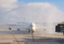 สายการบินเอทิฮัด ปักหมุดกรุงเทพฯ ต้อนรับ A380 ลงจอดครั้งแรกในประเทศไทย ยกระดับประสบการณ์การเดินทางระดับพรีเมียม สายการบินเอทิฮัดฉลองการเปิดให้บริการเที่ยวบินแอร์บัส A380 ครั้งแรกระหว่างอาบูดาบีและกรุงเทพฯ เปิดตัวเดอะเรสซิเดนซ์ (The Residence) ห้องสวีทแบบสามห้องบนฟ้าเพียงแห่งเดียวในโลก เป็นครั้งแรกในประเทศไทย การให้บริการด้วยเครื่องบินแอร์บัส A380 ทุกวัน ช่วยเพิ่มขีดความสามารถในการรองรับผู้โดยสาร พร้อมยกระดับประสบการณ์การเดินทางระดับพรีเมียมบนเส้นทางบินยอดนิยม