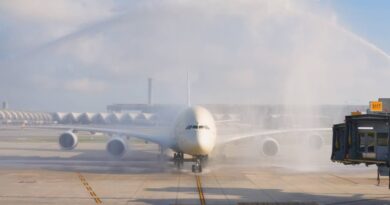 สายการบินเอทิฮัด ปักหมุดกรุงเทพฯ ต้อนรับ A380 ลงจอดครั้งแรกในประเทศไทย ยกระดับประสบการณ์การเดินทางระดับพรีเมียม สายการบินเอทิฮัดฉลองการเปิดให้บริการเที่ยวบินแอร์บัส A380 ครั้งแรกระหว่างอาบูดาบีและกรุงเทพฯ เปิดตัวเดอะเรสซิเดนซ์ (The Residence) ห้องสวีทแบบสามห้องบนฟ้าเพียงแห่งเดียวในโลก เป็นครั้งแรกในประเทศไทย การให้บริการด้วยเครื่องบินแอร์บัส A380 ทุกวัน ช่วยเพิ่มขีดความสามารถในการรองรับผู้โดยสาร พร้อมยกระดับประสบการณ์การเดินทางระดับพรีเมียมบนเส้นทางบินยอดนิยม